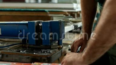 生产和制造PVC窗，男工切割气动压力机总成，用于PVC窗总成，特写